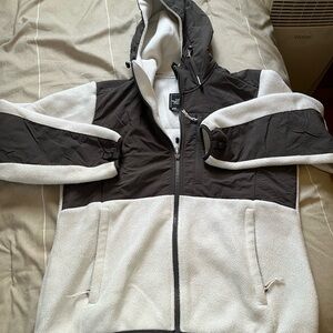 The North Face Denali jacket with hood women’s medium + matching beanie